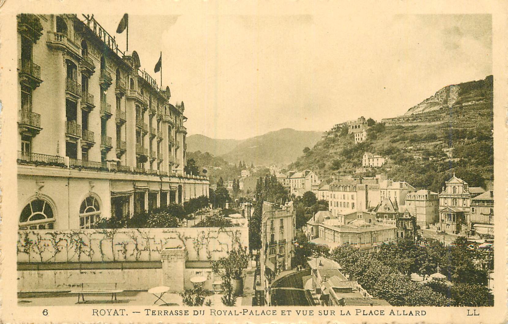 Royat — Terrasse du Royal-Palace et vue sur la Place Allard — LL