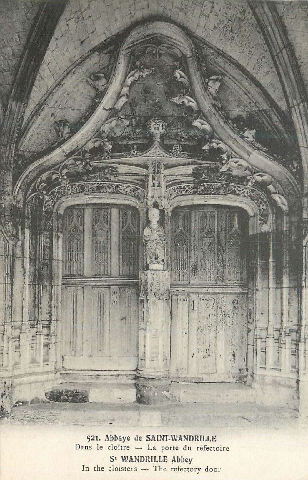 CPA Abbaye de Saint Wandrille Dans Le Cloitre La porte du Refectoire