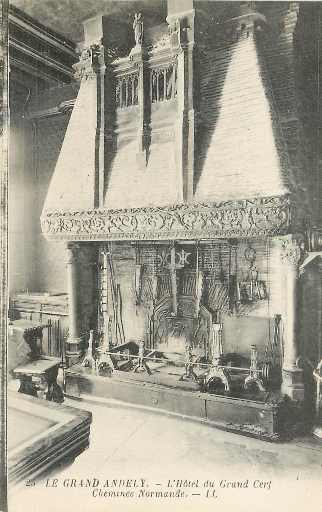 Le Grand Andely — L'Hôtel du Grand Cerf — Cheminée Normande — LL