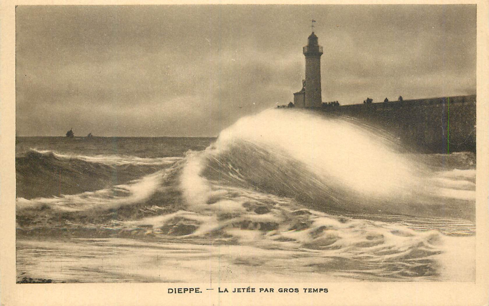 CPA Dieppe La Jetee par Gros Temps Phare