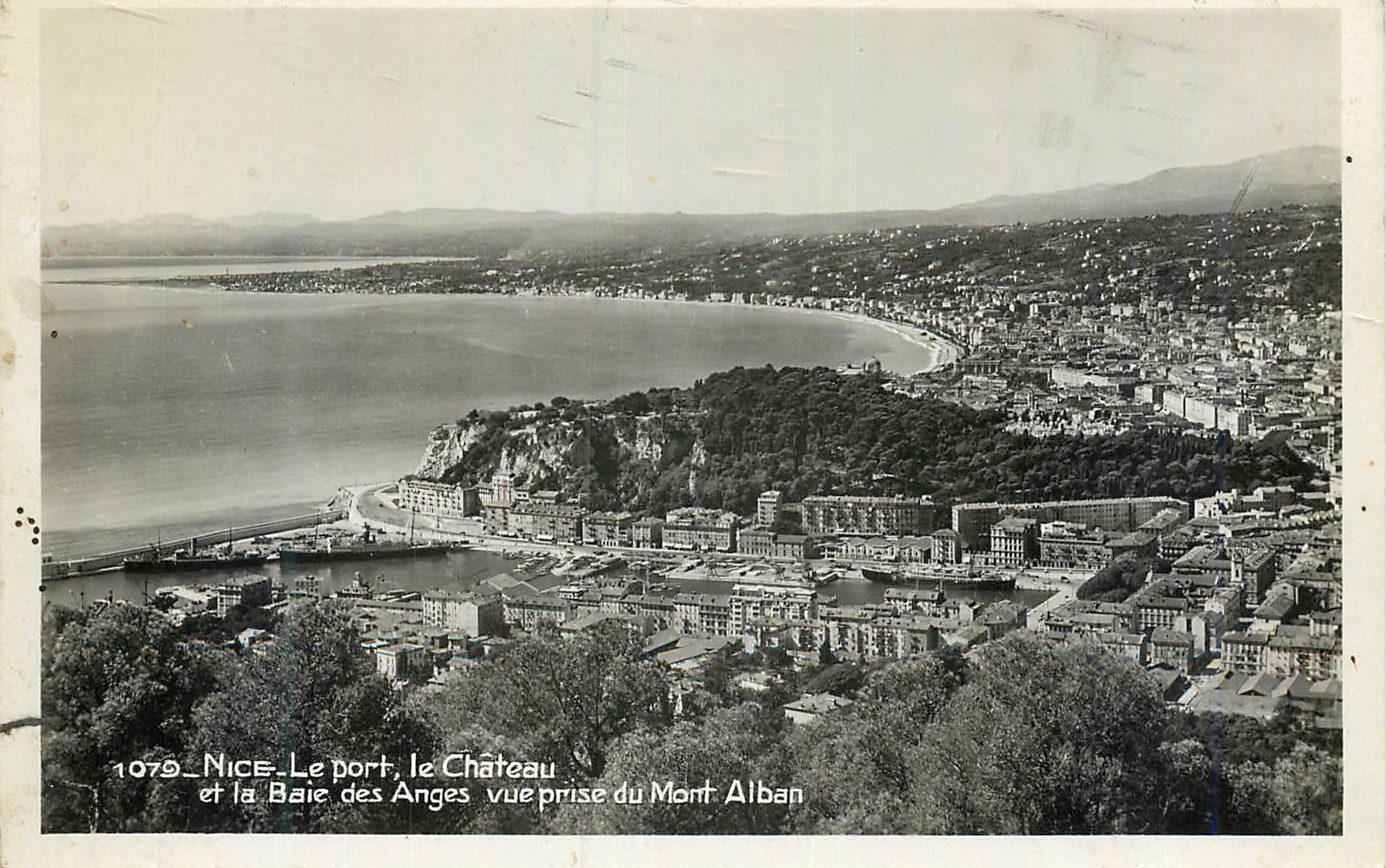 CPM Nice Le Port Le Chateau et la Baie des Anges Vue Prise du Mont Alban