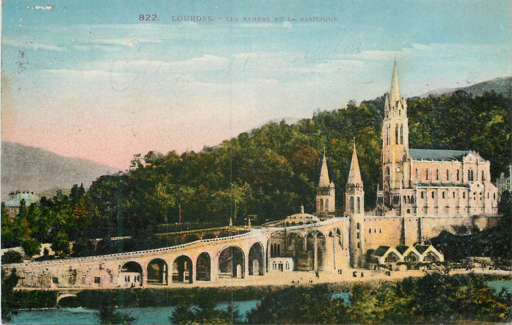 CPA Lourdes Les rampes et la basilique