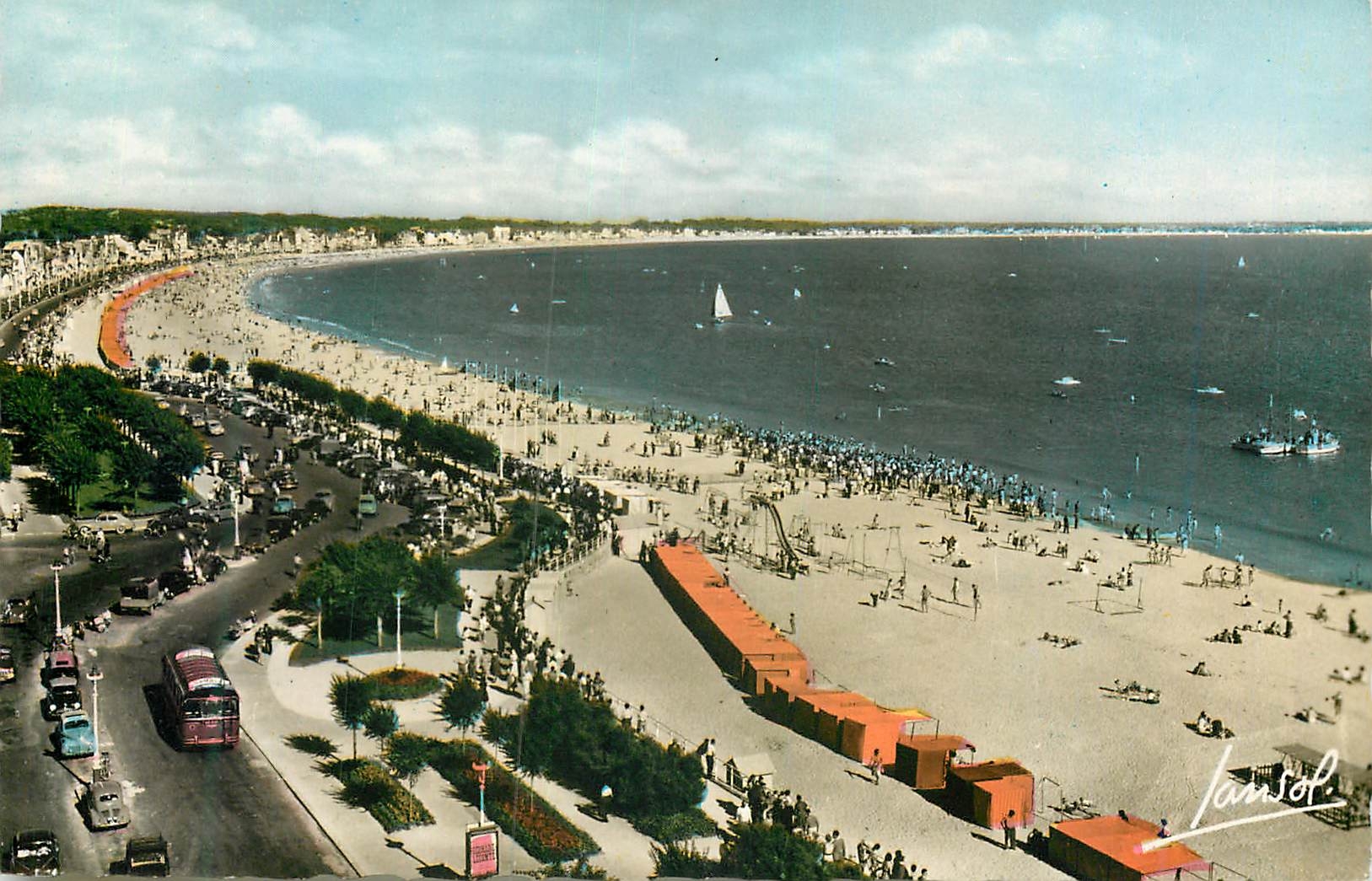 CPM La Cote d'Amour La Baule (Loire Antlantique) Vue Generale de la Plage et L'Esplanade du Casino