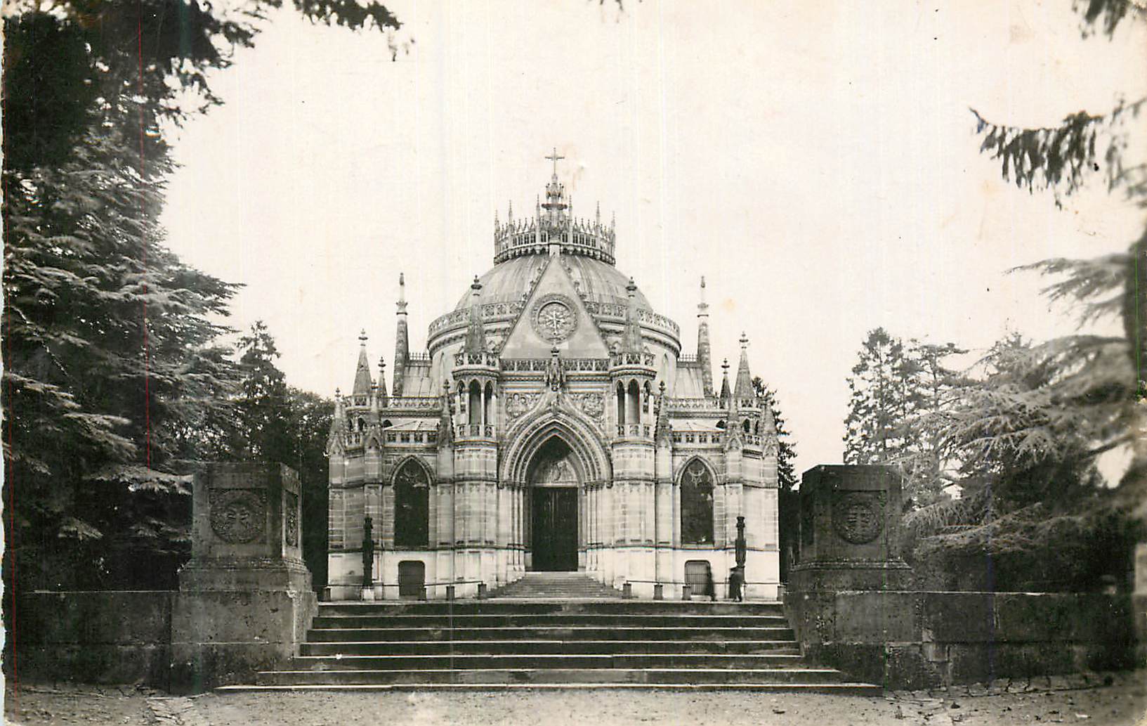 CPM Dreux (E et L) Chapelle Royale St Louis Sepulture de la Famille d'Orleans