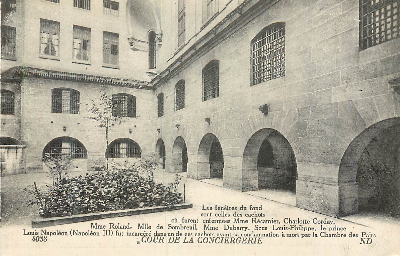 CPA Cour de la Conciergerie Les Fenetres de fond Sont Celles des Cachots