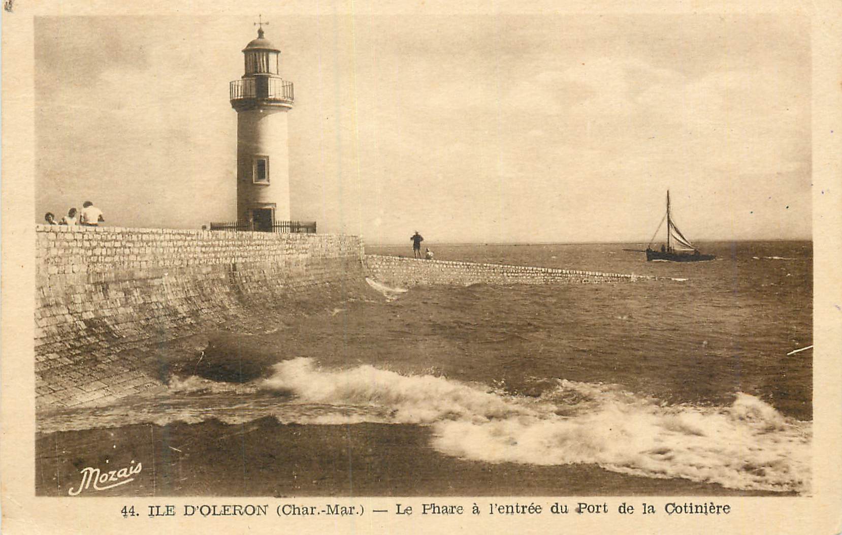 CPA Ile d'Oleron (Char Mar) Le Phare a l'Entree du Port de la Cotiniere