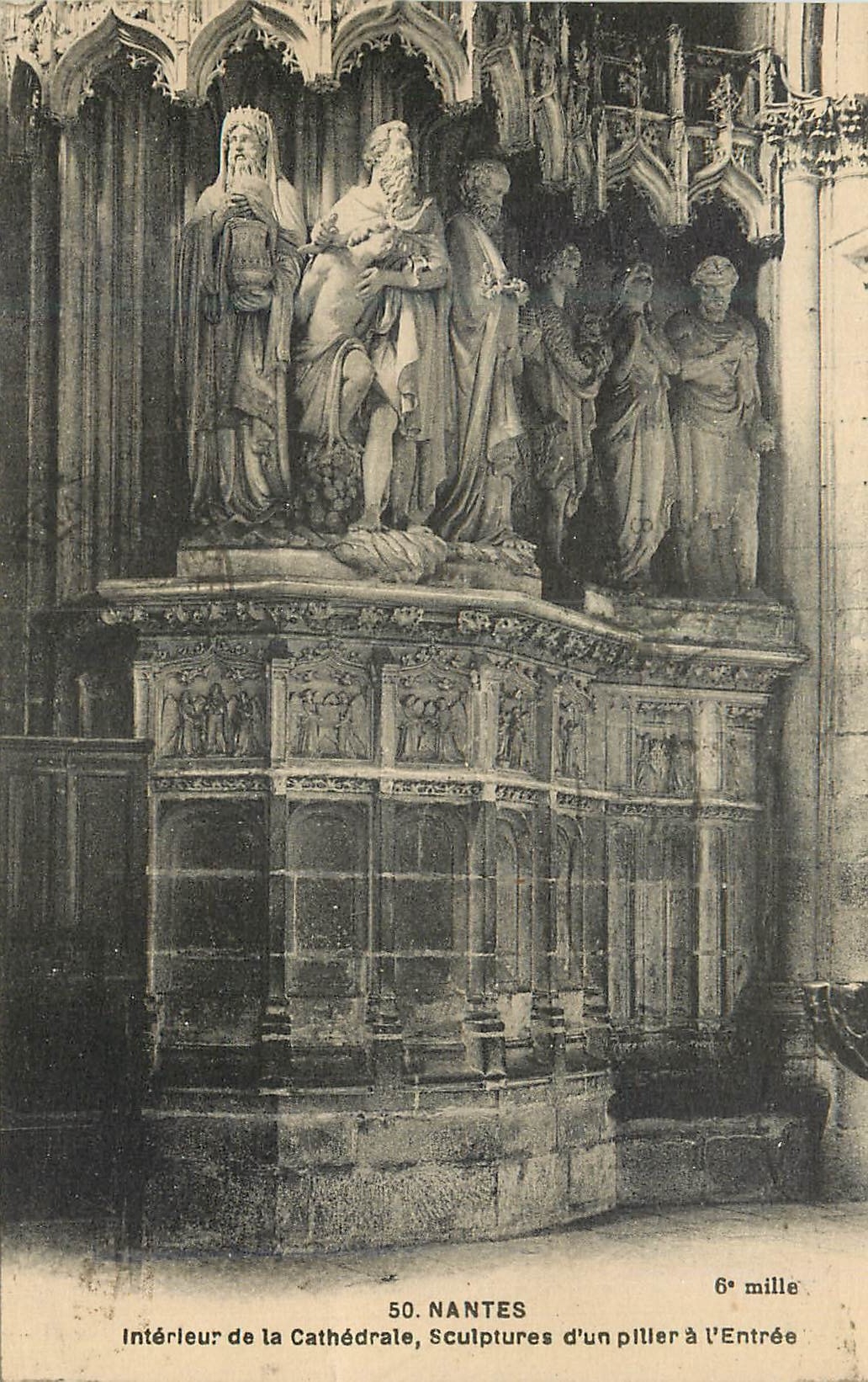 CPA Nantes Interieur de la Cathedrale Sculptures d'un Pilier a L'Entree