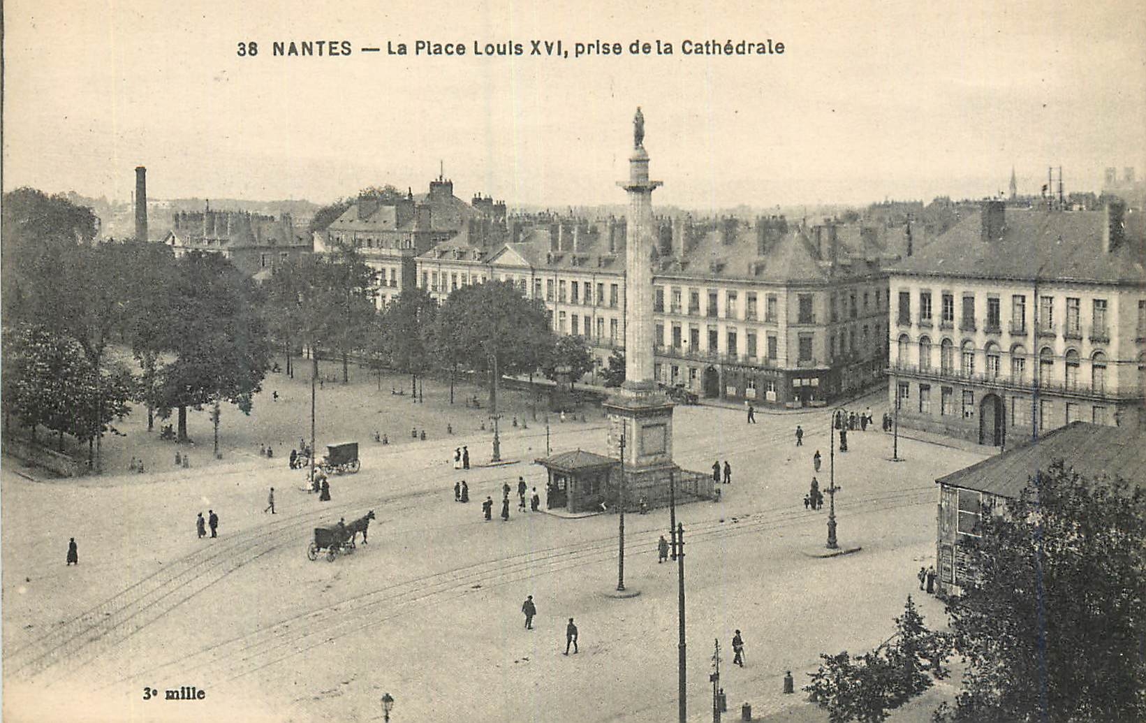 CPA Nantes La Place Louis XVI Pris de la Cathedrale