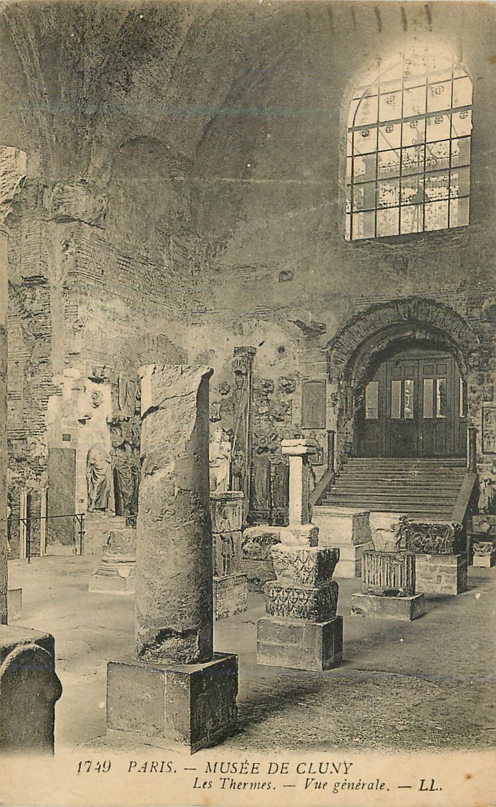 CPA Paris Musee de Cluny Les Thermes vue Generale LL