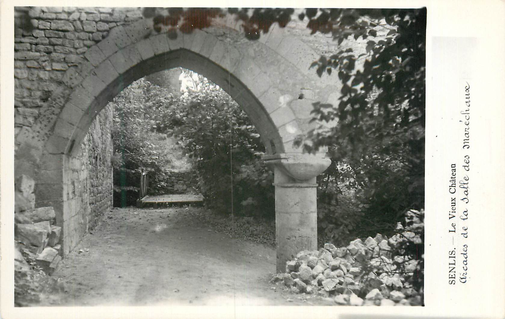 CPM Senlis  Le Vieux Chateau Arcades de la Salle des Marechaux