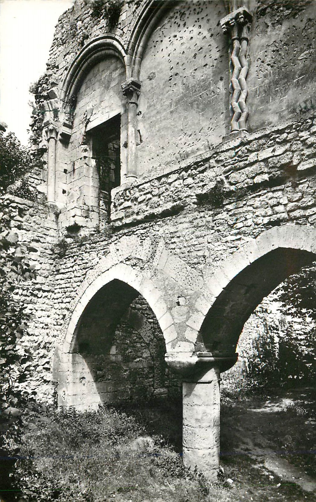 CPM Bury (Oise) Pilier du XIIeme Siecle Restaure au XIIIeme Siecle a Gauche Salle des Marechaux