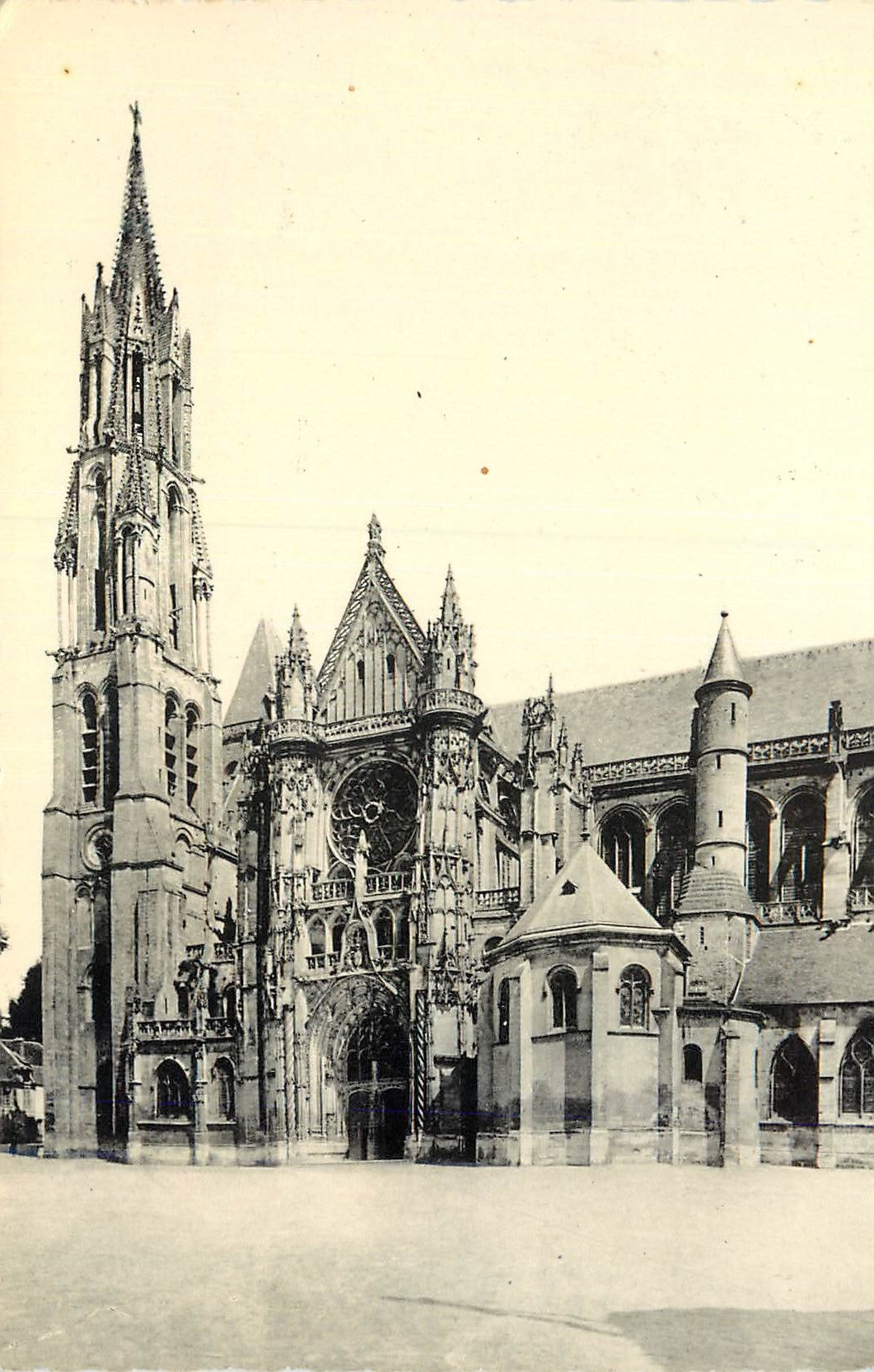CPM Senlis (Oise) La Cathedrale Le Portail et la Fleche
