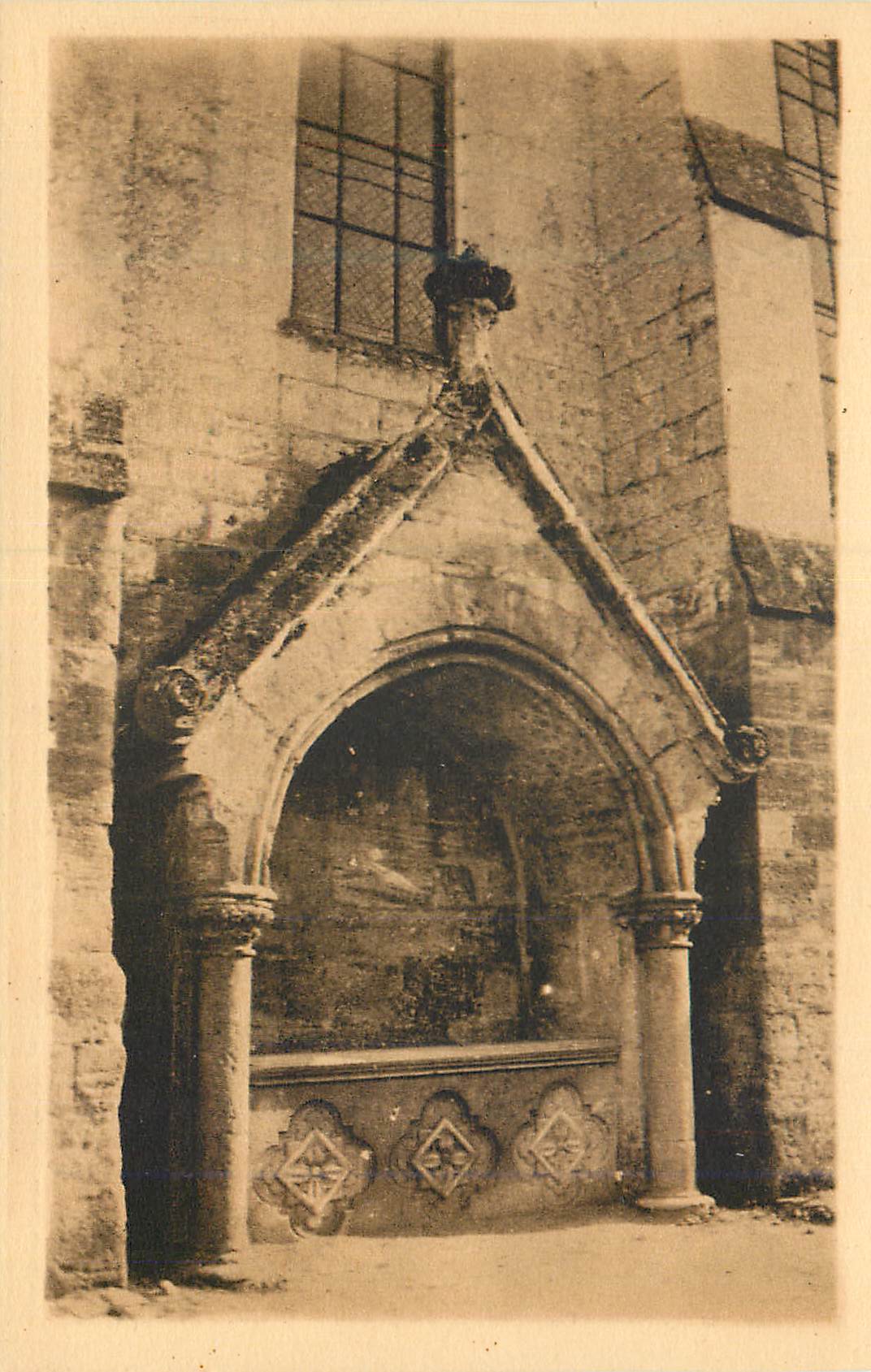 Wald von Compiègne — Saint-Jean-aux-Bois — Gotisches Grabmal (Ende des 13. Jahrhunderts)