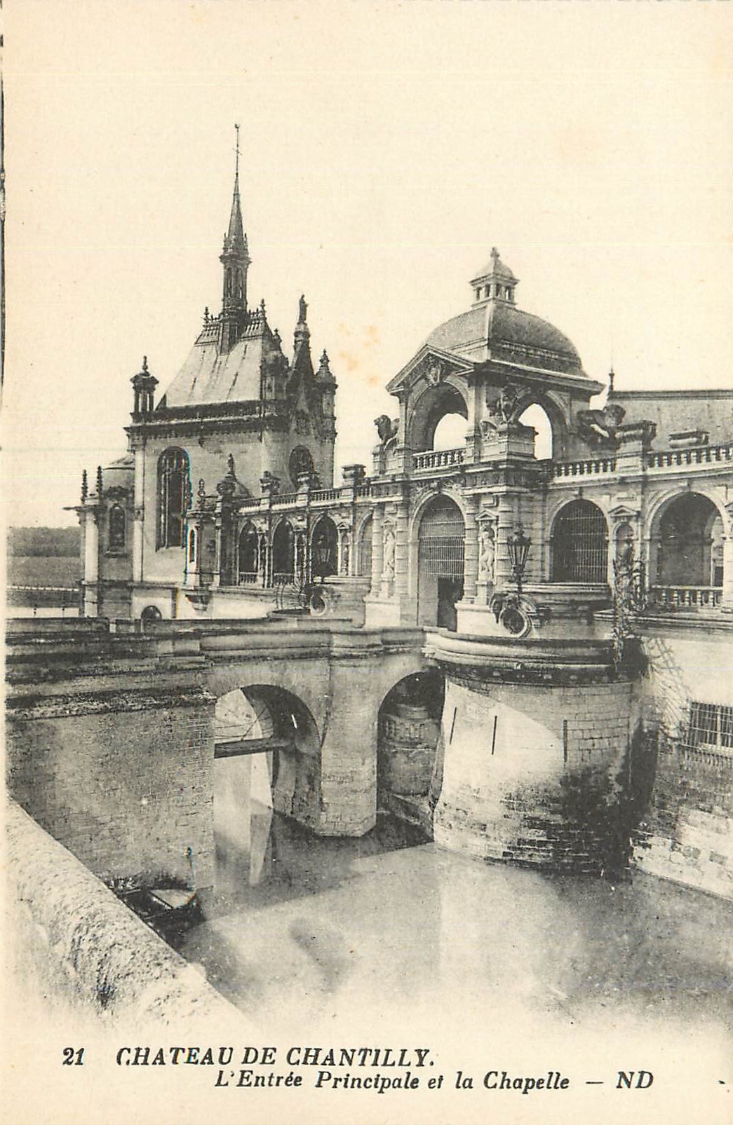 Château de Chantilly — L'Entrée Principale et la Chapelle — ND