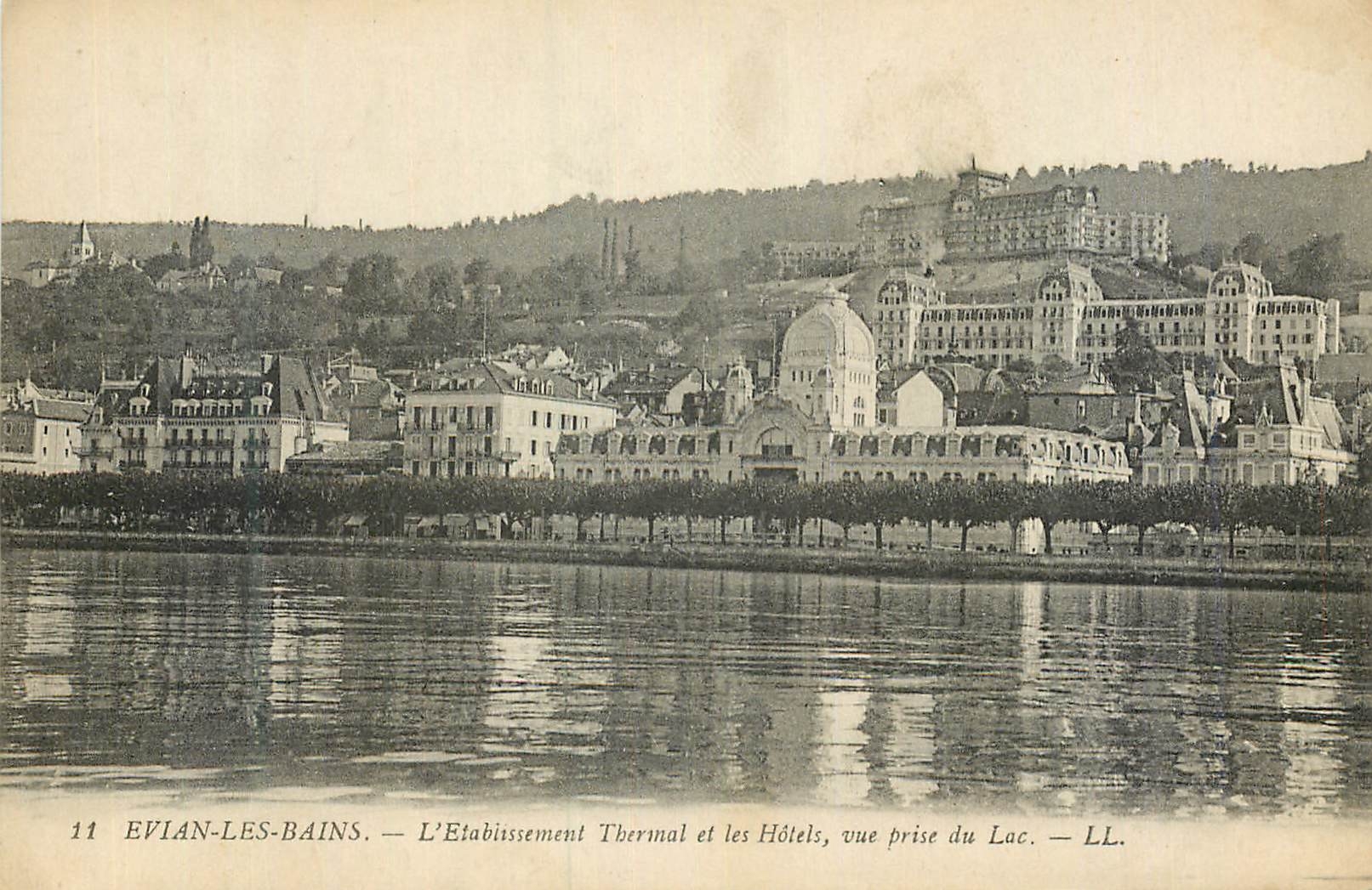 CPA Evian les Bains L'Etablissement thermal et les Hotels vue Prise du Lac
