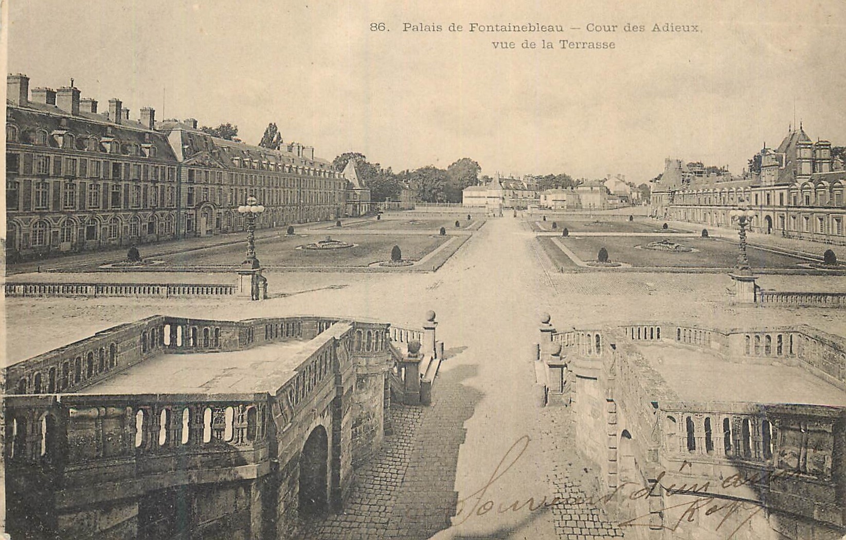 Palais de Fontainebleau — Cour des Adieux, vue de la Terrasse — n° 86