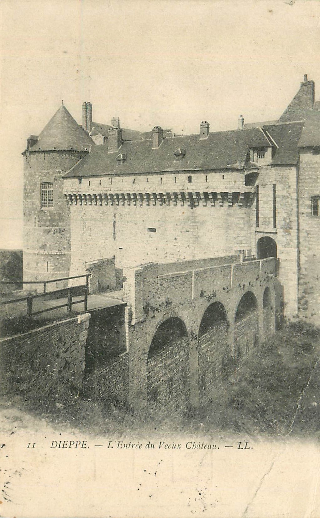 CPA Dieppe L'Entree du Vieux Chateau