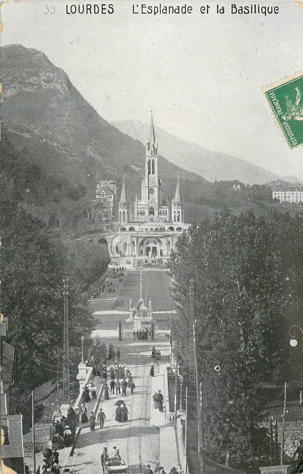 CPA Lourdes L'Esplanade et la Basilique