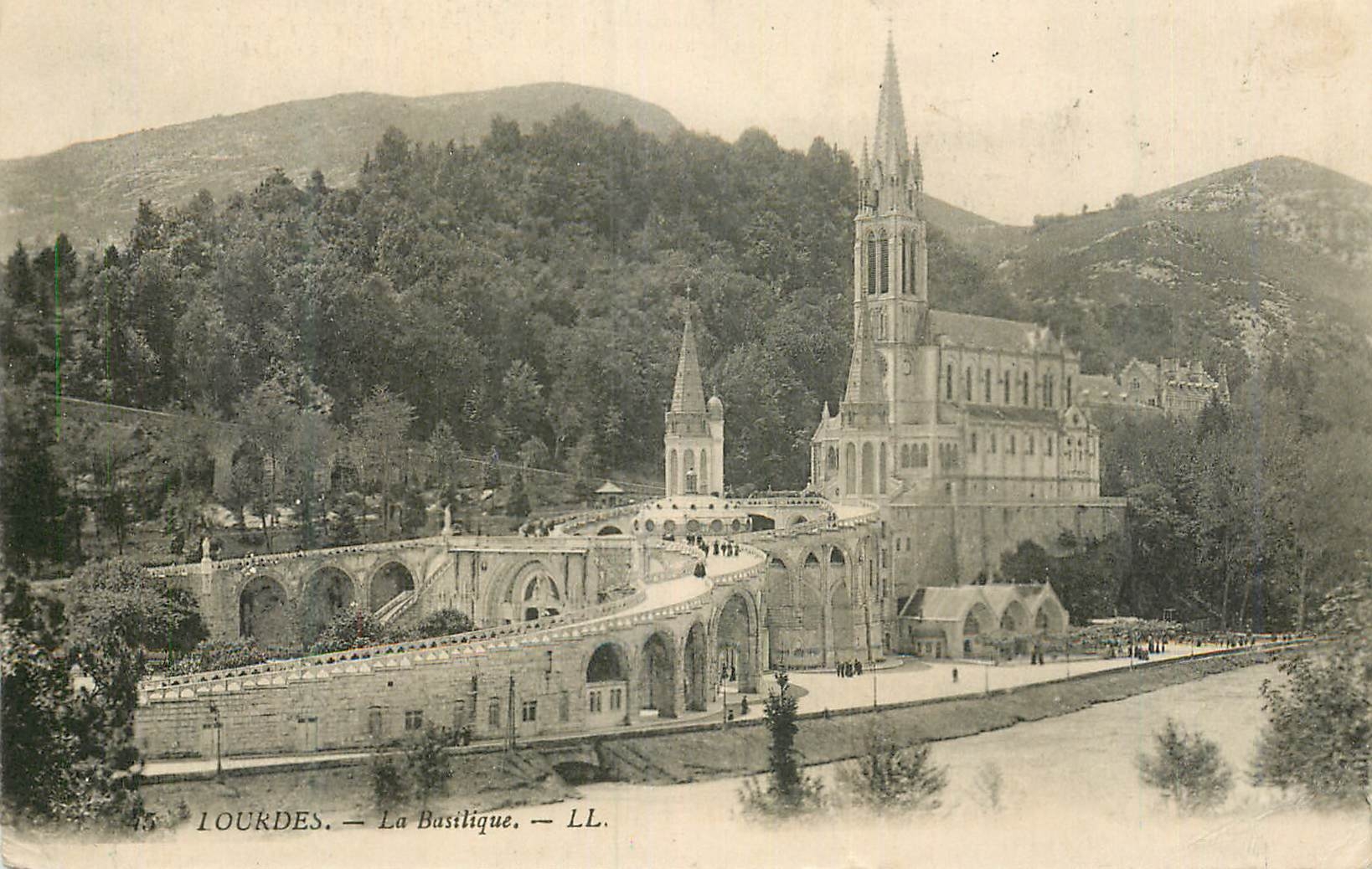 CPA Lourdes La Basilique