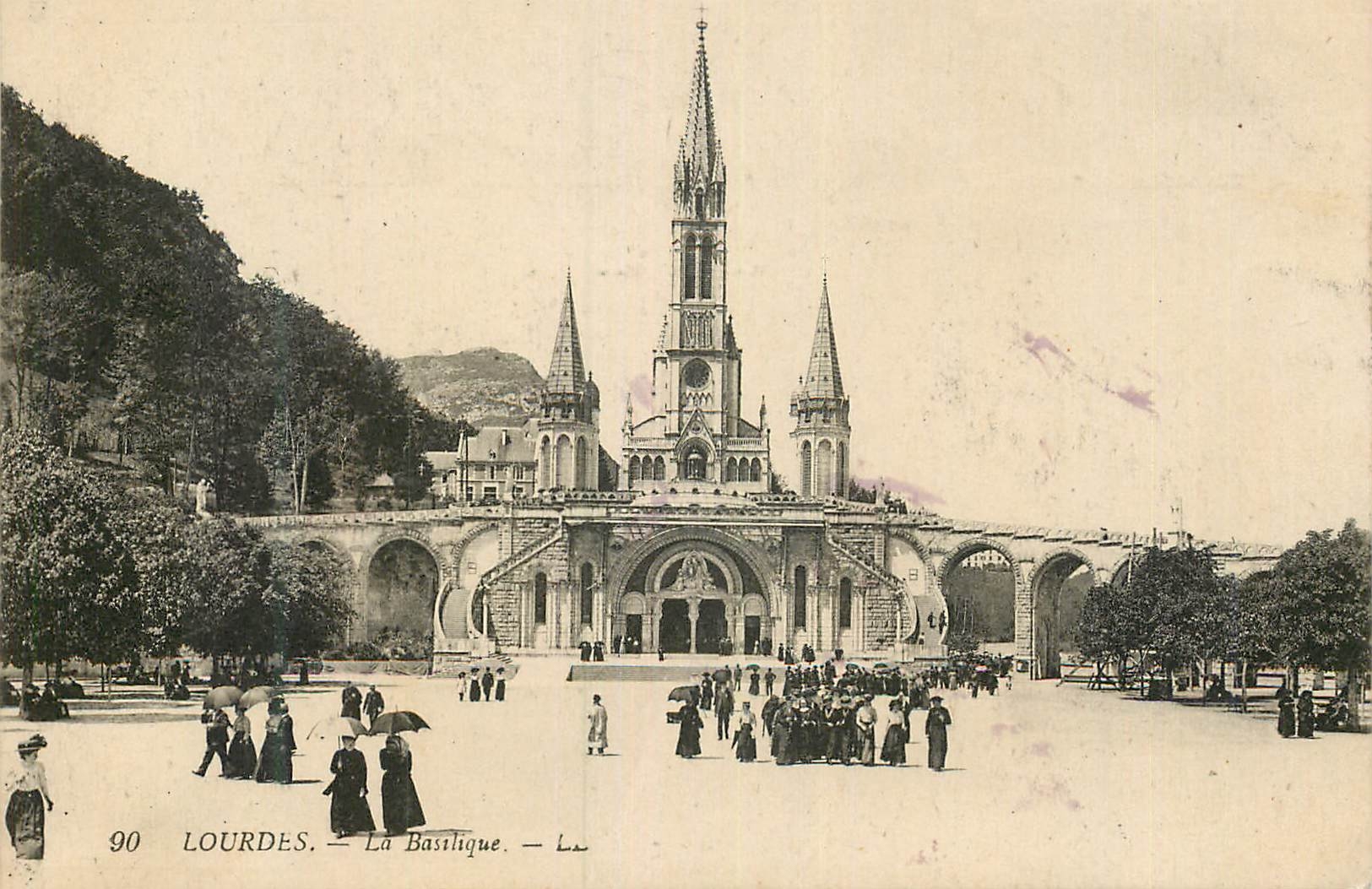 CPA Lourdes La Basilique