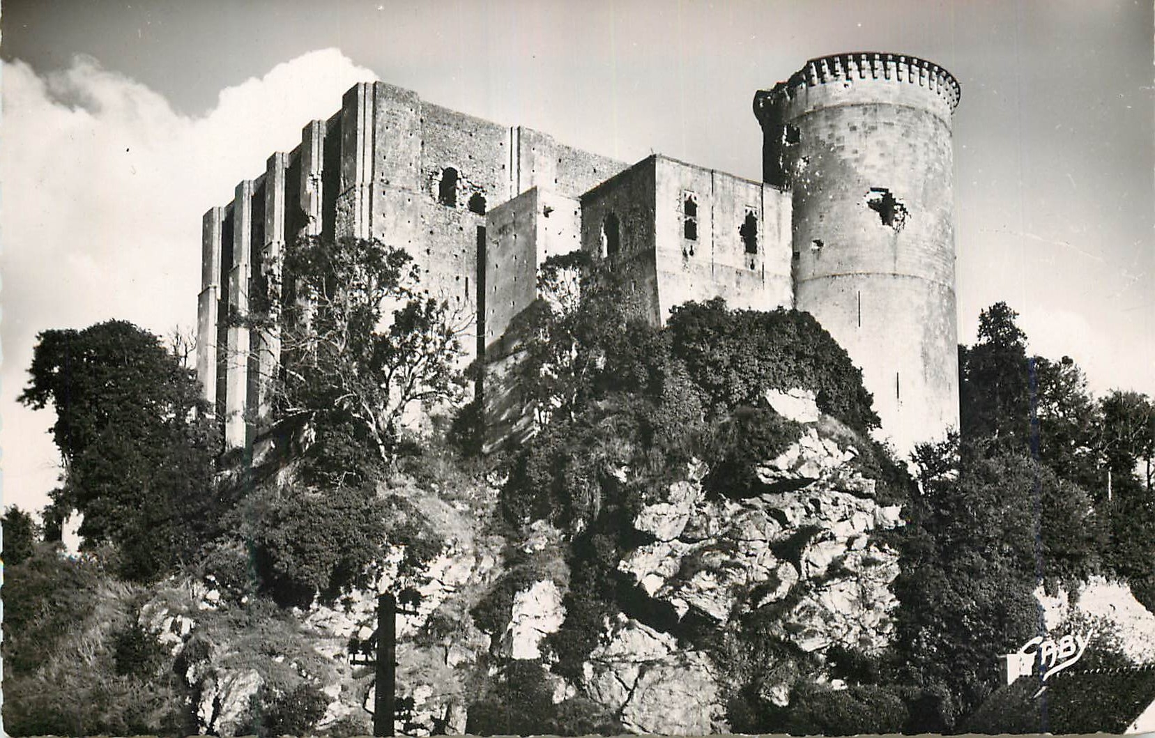 CPM Falaise (Calvados) Le Chateau Juche sur une Falaise de 45 m