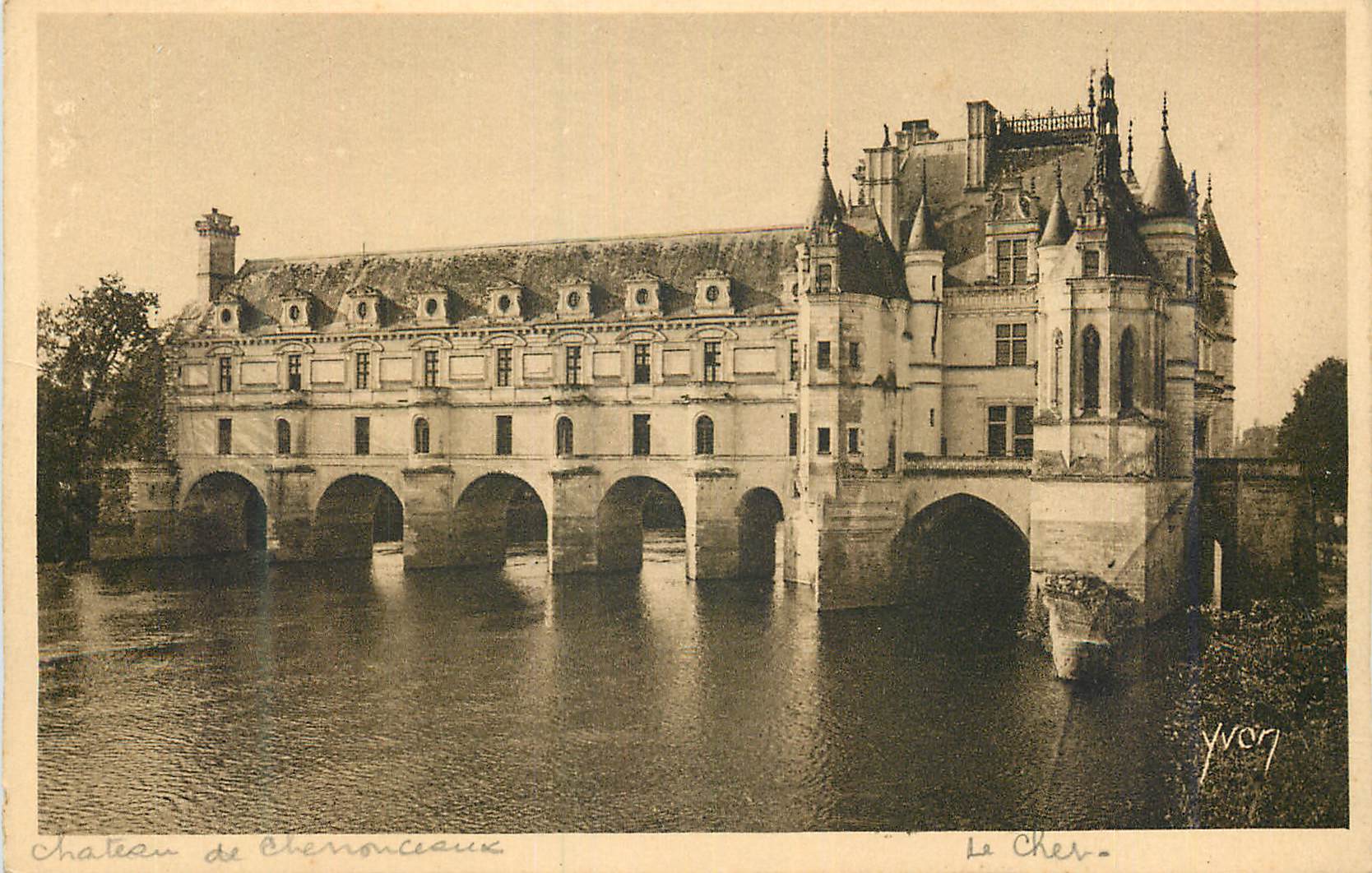 Château de Chenonceaux — Vue de la façade Nord-Est sur le Cher — YVON