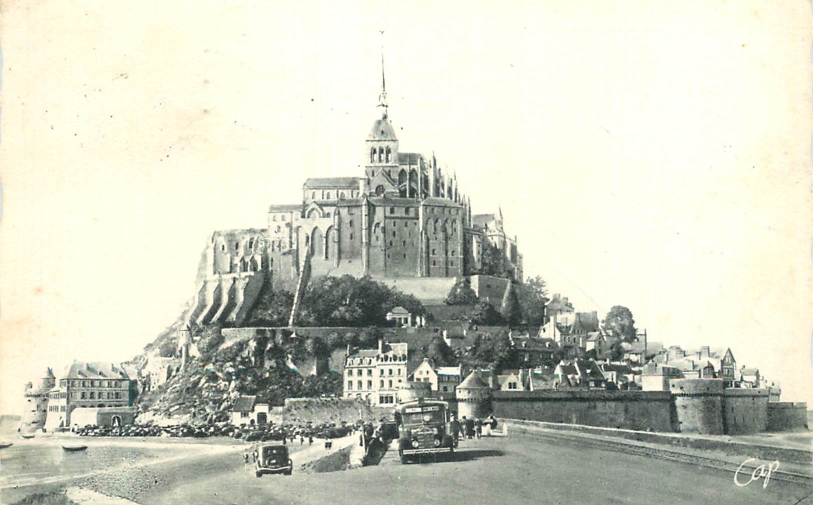 CPM Le Mont St Michel Vue Generale et la Digue