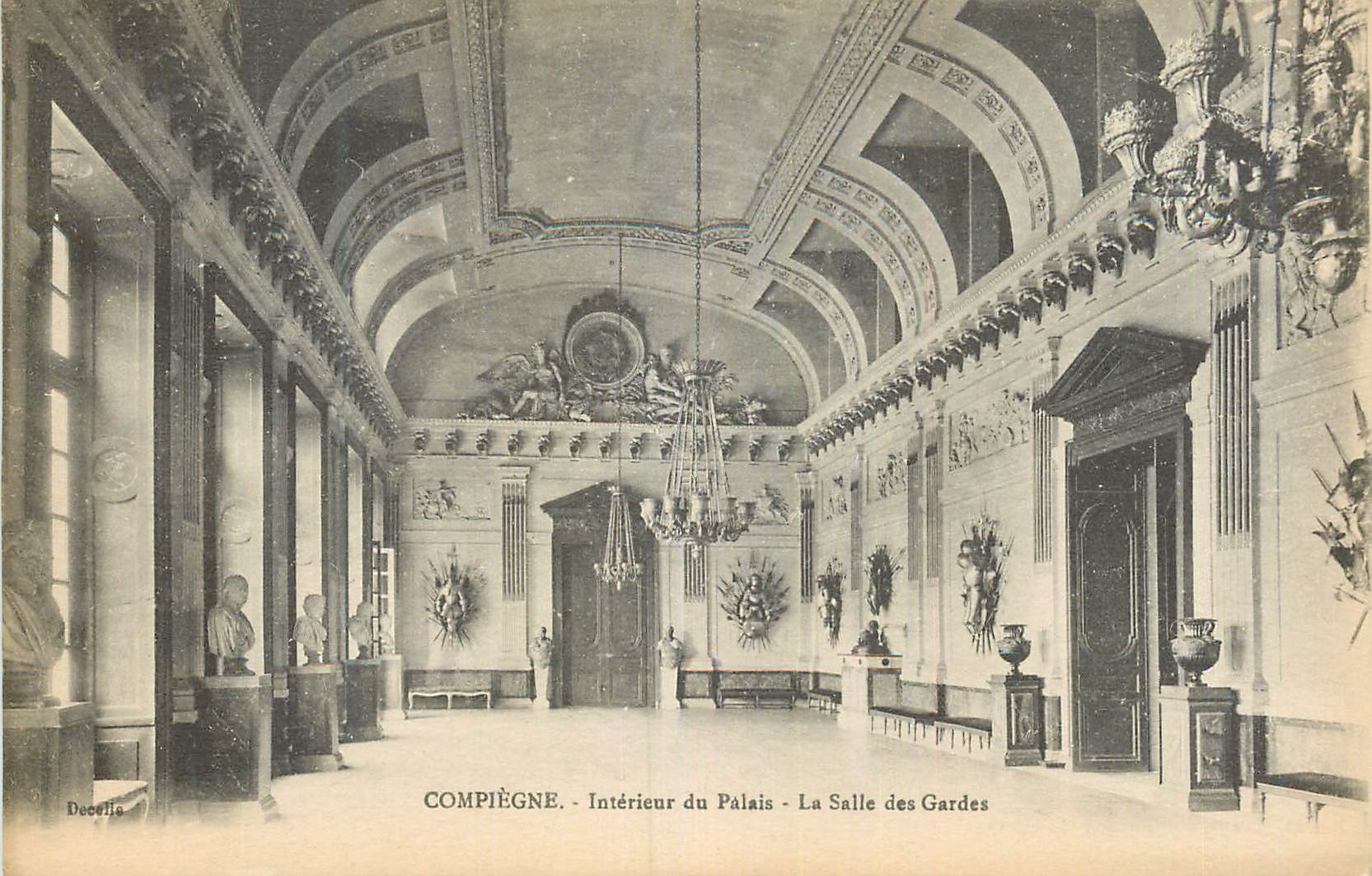 CPA Compiegne Interieur du Palais La Salle des Gardes