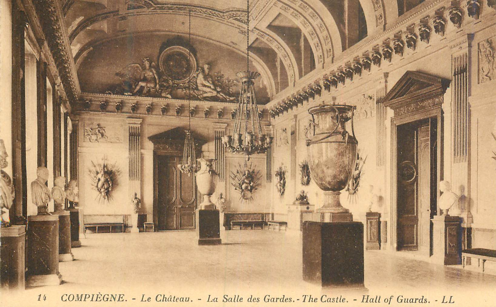 CPA Compiegne Le Chateau La Salle des Gardes