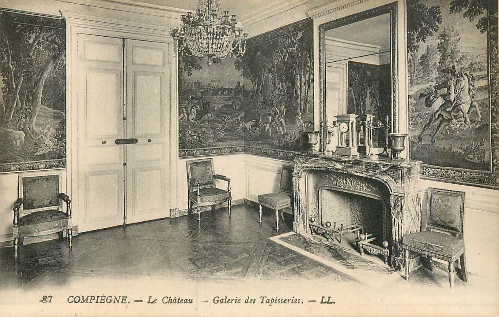 CPA Compiegne Le Chateau Galerie des Tapisseries