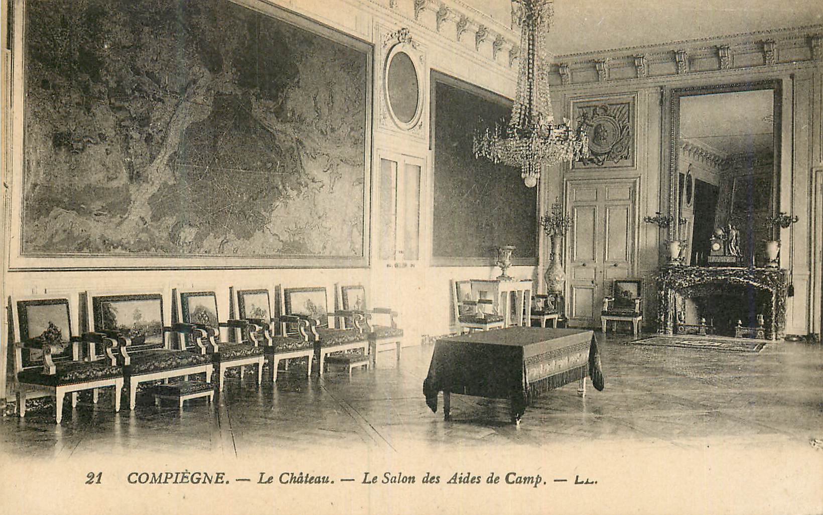CPA Compiegne Le Chateau Le Salon des Aides de Camp