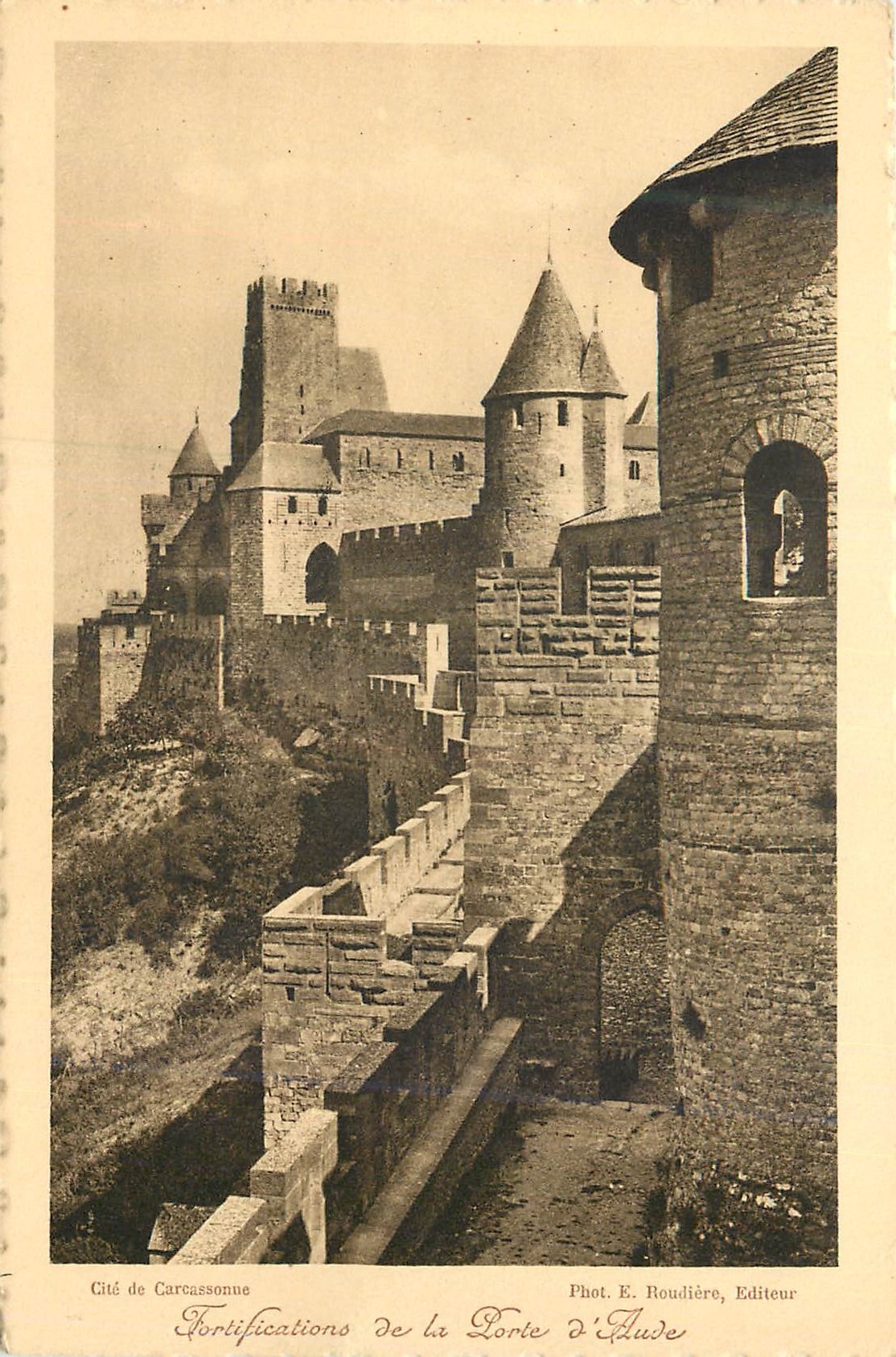 Cité de Carcassonne — Fortifications de la Porte d'Auze — Phot. E. Roudière, Editeur