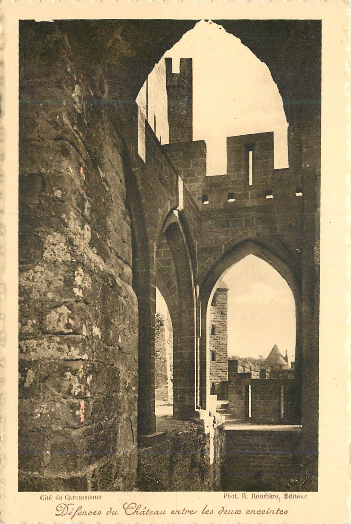 Cité de Carcassonne — Verteidigungen des Schlosses zwischen den beiden Mauern — Fot. E. Roudière, Verlag