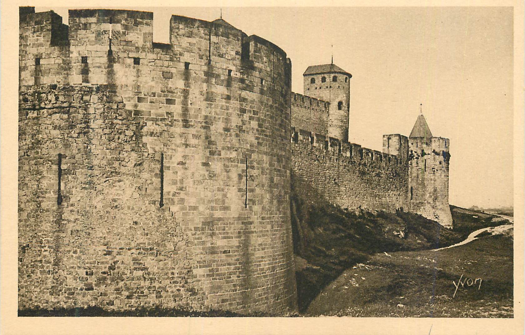 CPA La Douce France Carcassonne Les Lices Cote Est