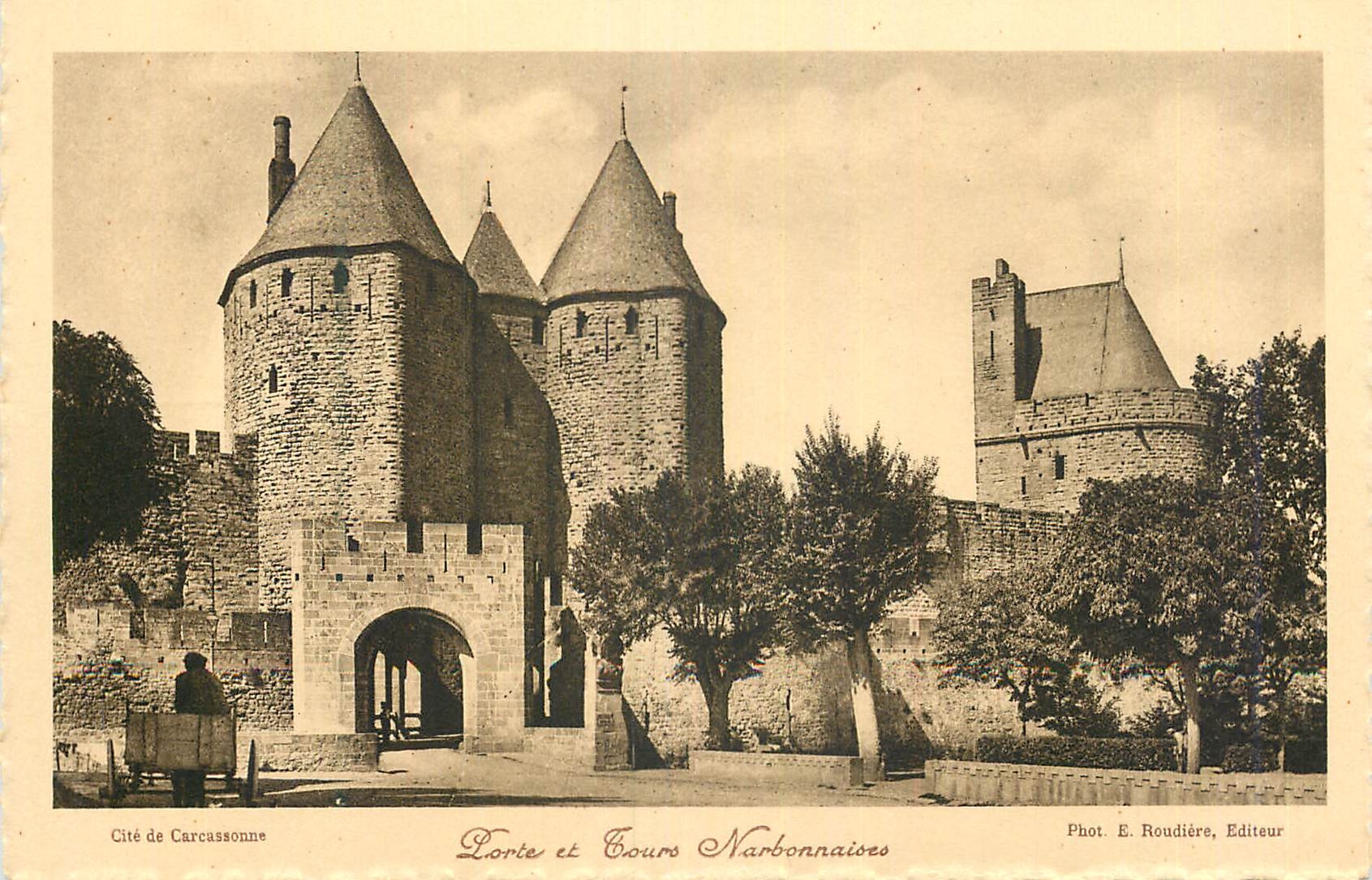 Cité de Carcassonne — Porte et Cours Narbonnaises — Phot. E. Roudière, Editeur