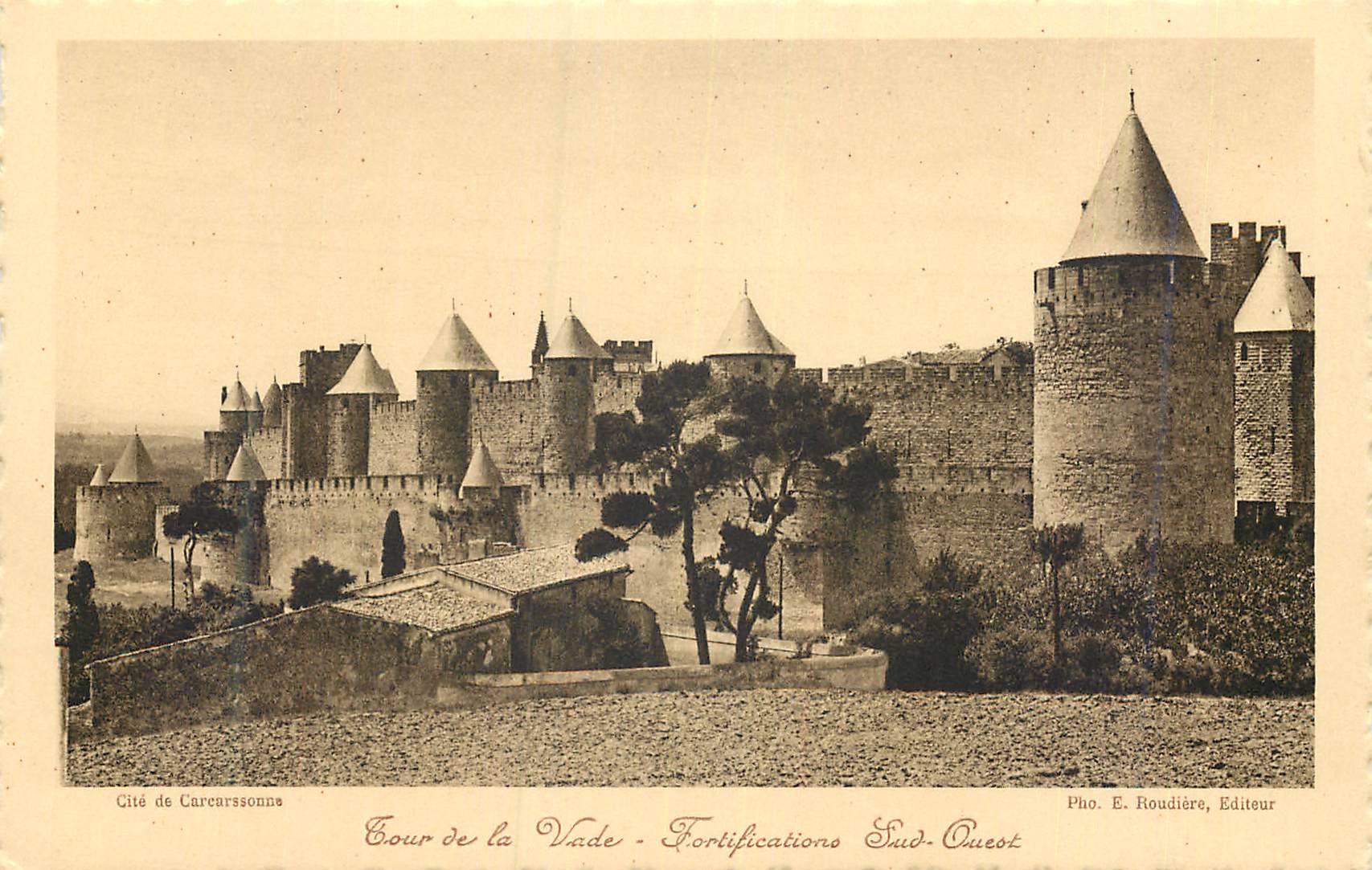 Cité de Carcassonne — Cour de la Vade - Fortifications Sud-Ouest — Pho. E. Roudière, Éditeur