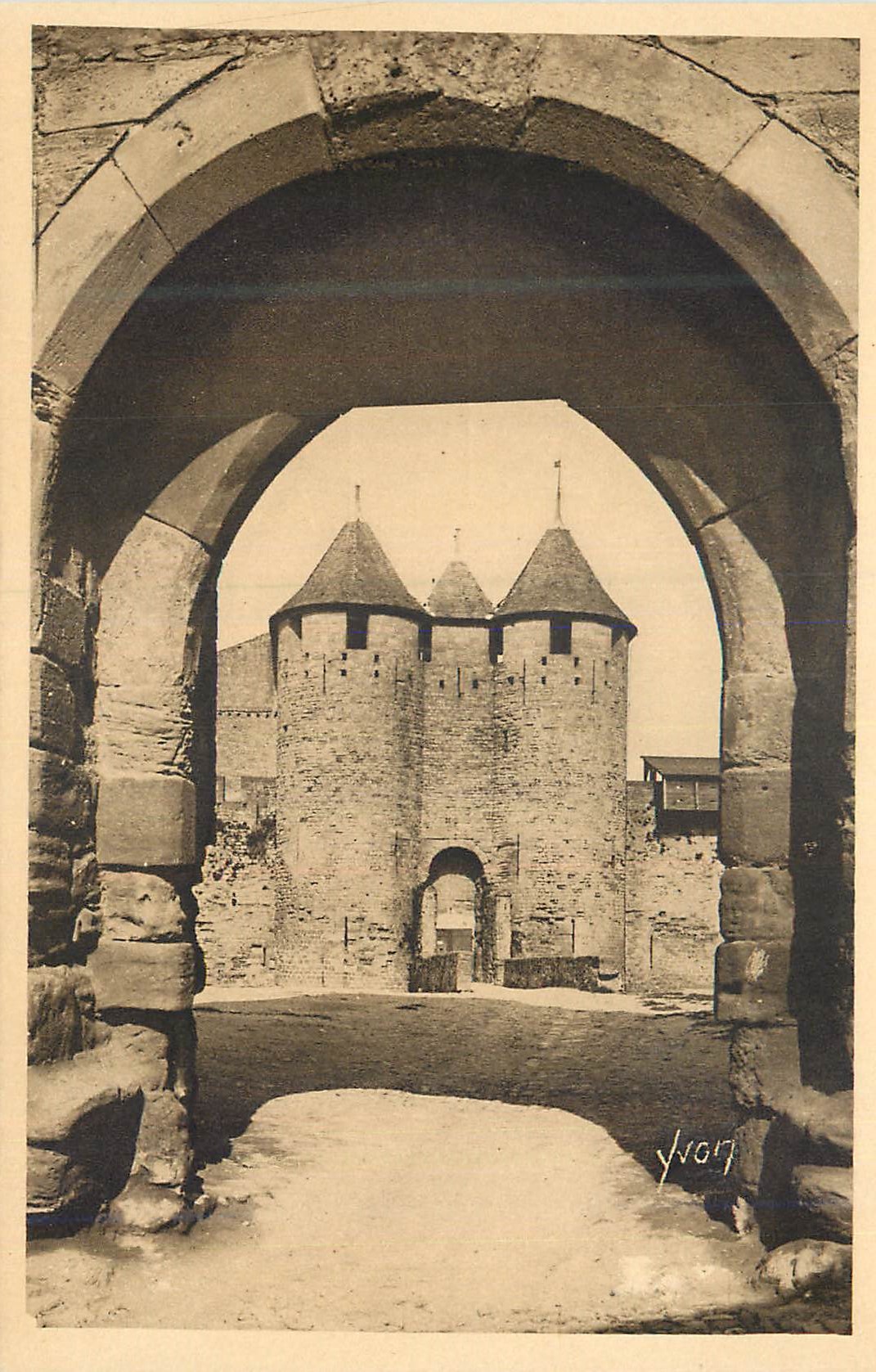 CPA La Douce France Carcassonne (Aude) La Cite Entree du Chateau