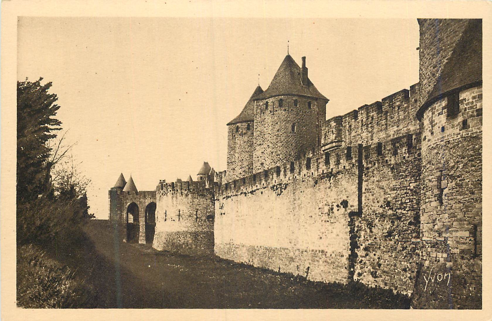 CPA La Douce France Carcassonne Les Lices Basses et Tour Narbonnaise