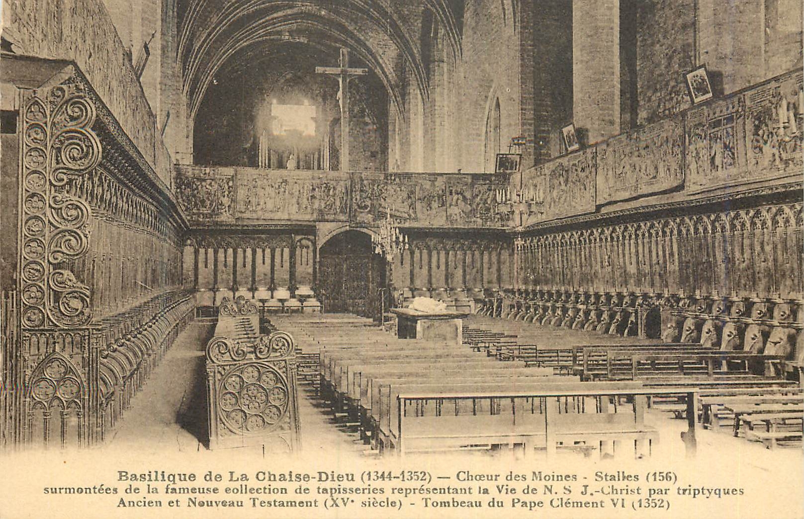 Basilique de La Chaise-Dieu — Chœur des Moines - Stalles (156) surmontées de la fameuse collection de tapisseries représentant la Vie de N.S.J.-Christ par triptyques Ancien et Nouveau Testament (XVe siècle) - Tombeau du Pape Clément VI (1352)