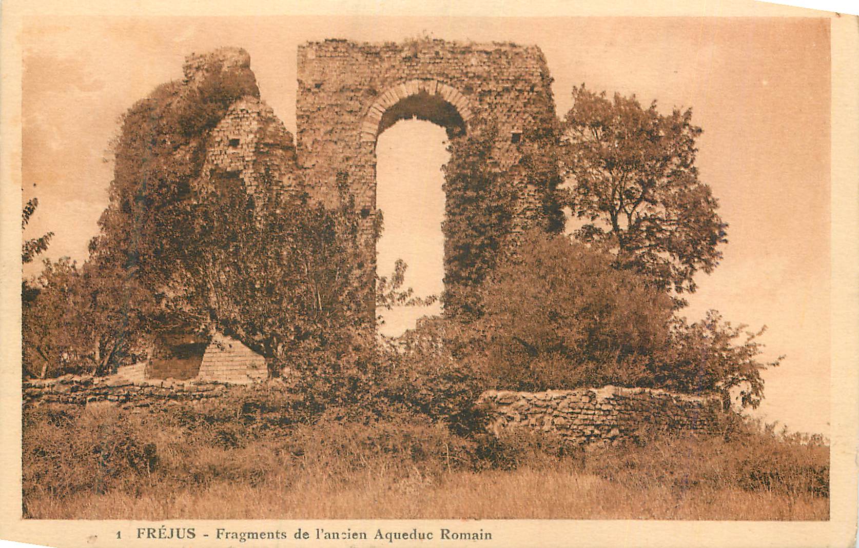 CPA Frejus Fragments de l'Ancien Aqueduc Romain