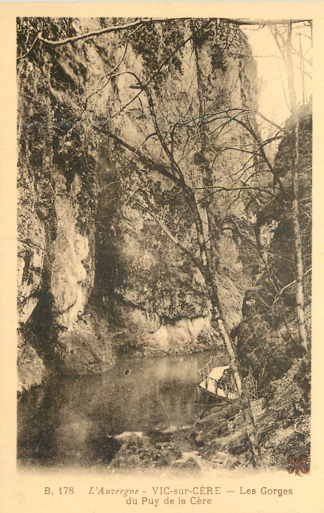 Les Gorges du Puy de la Cère — VIC-sur-CÈRE — L'Auvergne — n° B.178