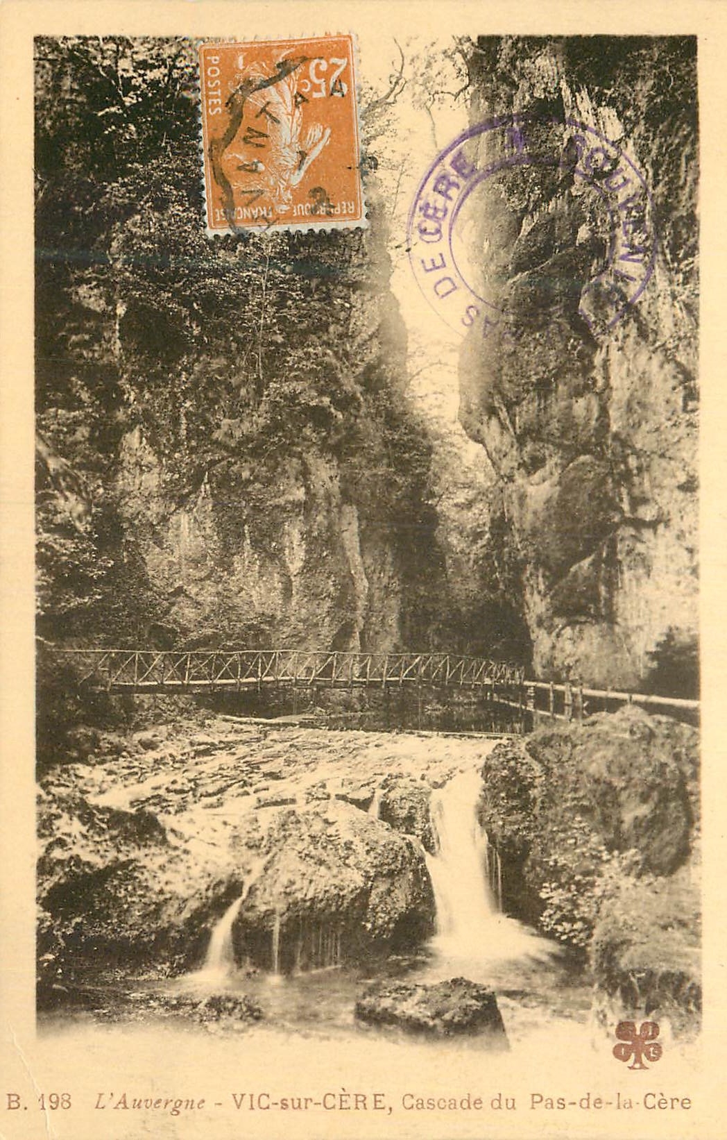 CPA L'Auvergne Vic sur Cere Cascade du Pas de la Cere