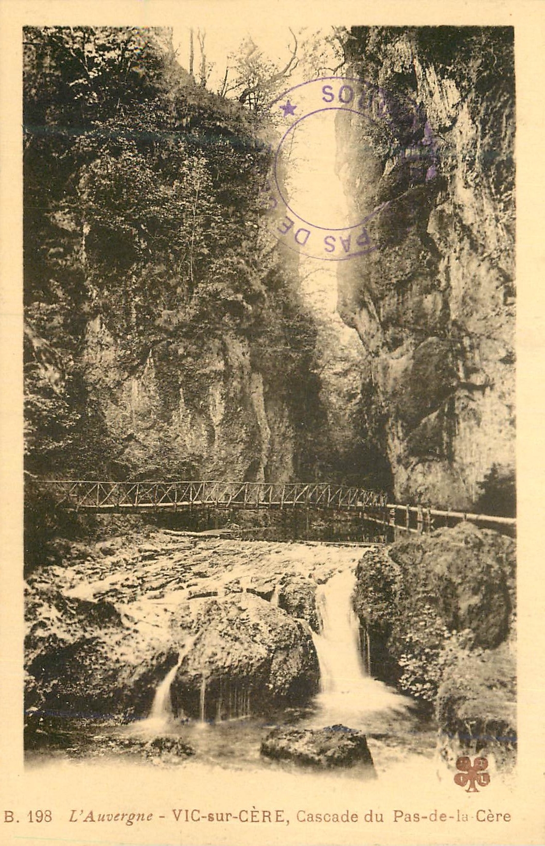 CPA L'Auvergne Vic sur Cere Cascade du Pas de la Cere