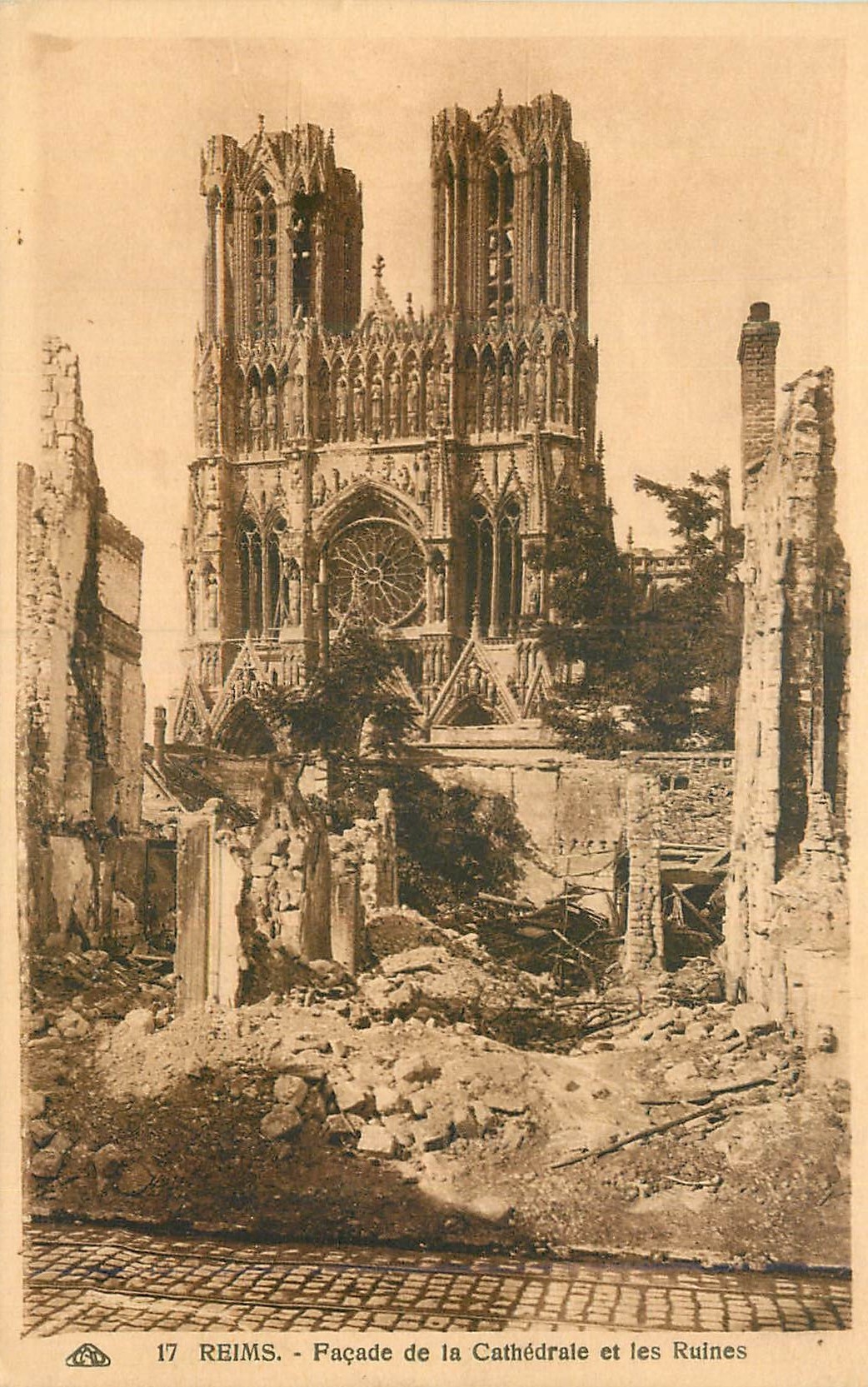 Reims — Façade de la Cathédrale et les Ruines — 17