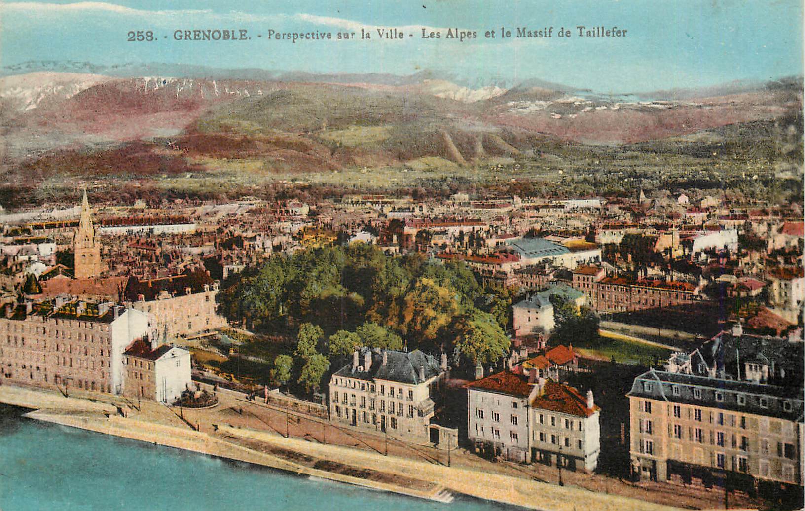 CPA Grenoble Perspective sur la Ville Les Alpes et le Massif de Taillefor