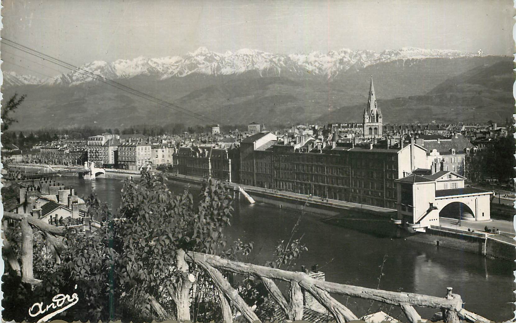 Grenoble — Vue générale et la Chaîne des Alpes — Édition d'Art André, Grenoble, n° 1001 bis