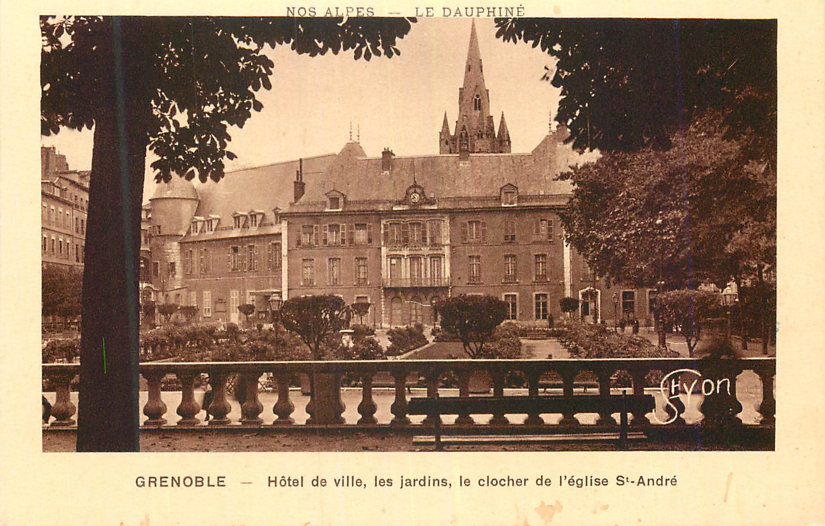 Grenoble — Hôtel de ville, les jardins, le clocher de l'église St-André — Photo R. Girard, Édition Grenoble Centrale