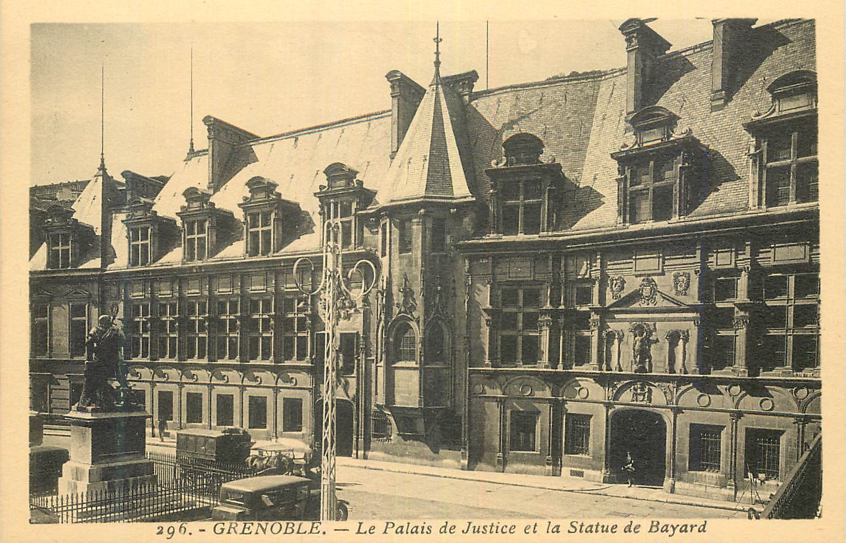 CPA Grenoble Le Palais de Justice et la Statue de Bayard