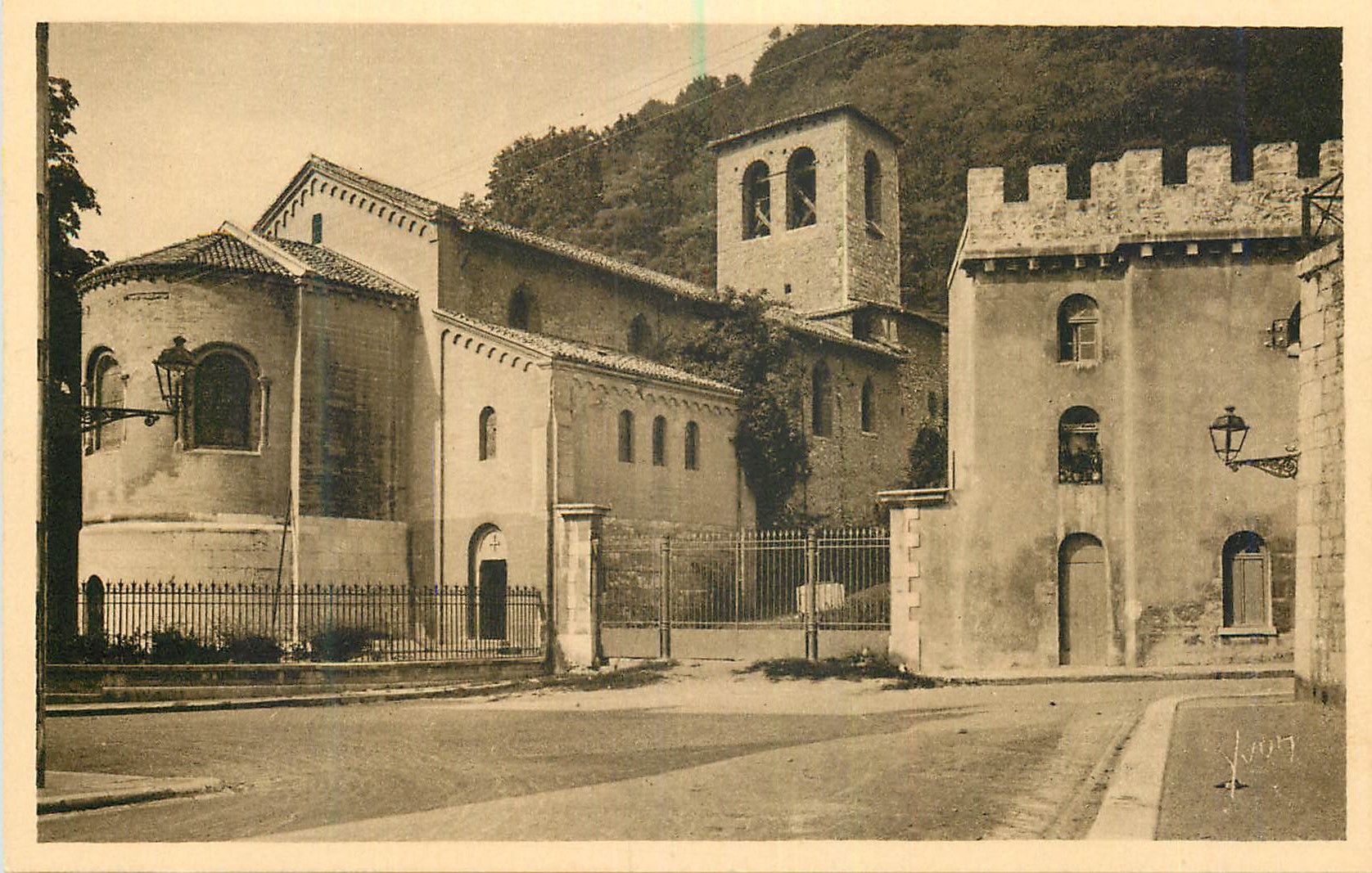 CPA La Douce France Les Alpes Grenoble L'Eglise Saint Laurant