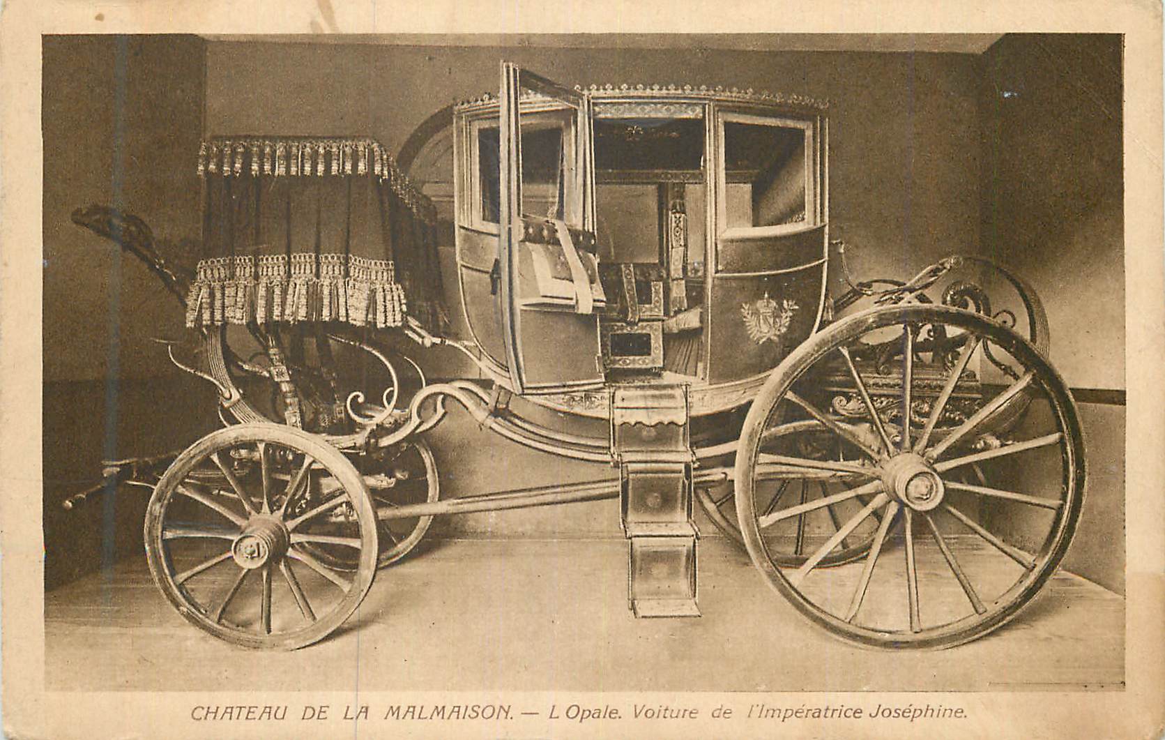 CPA Chateau de la Malmaison L'Opale Voiture de L'Imperatrice Josephine